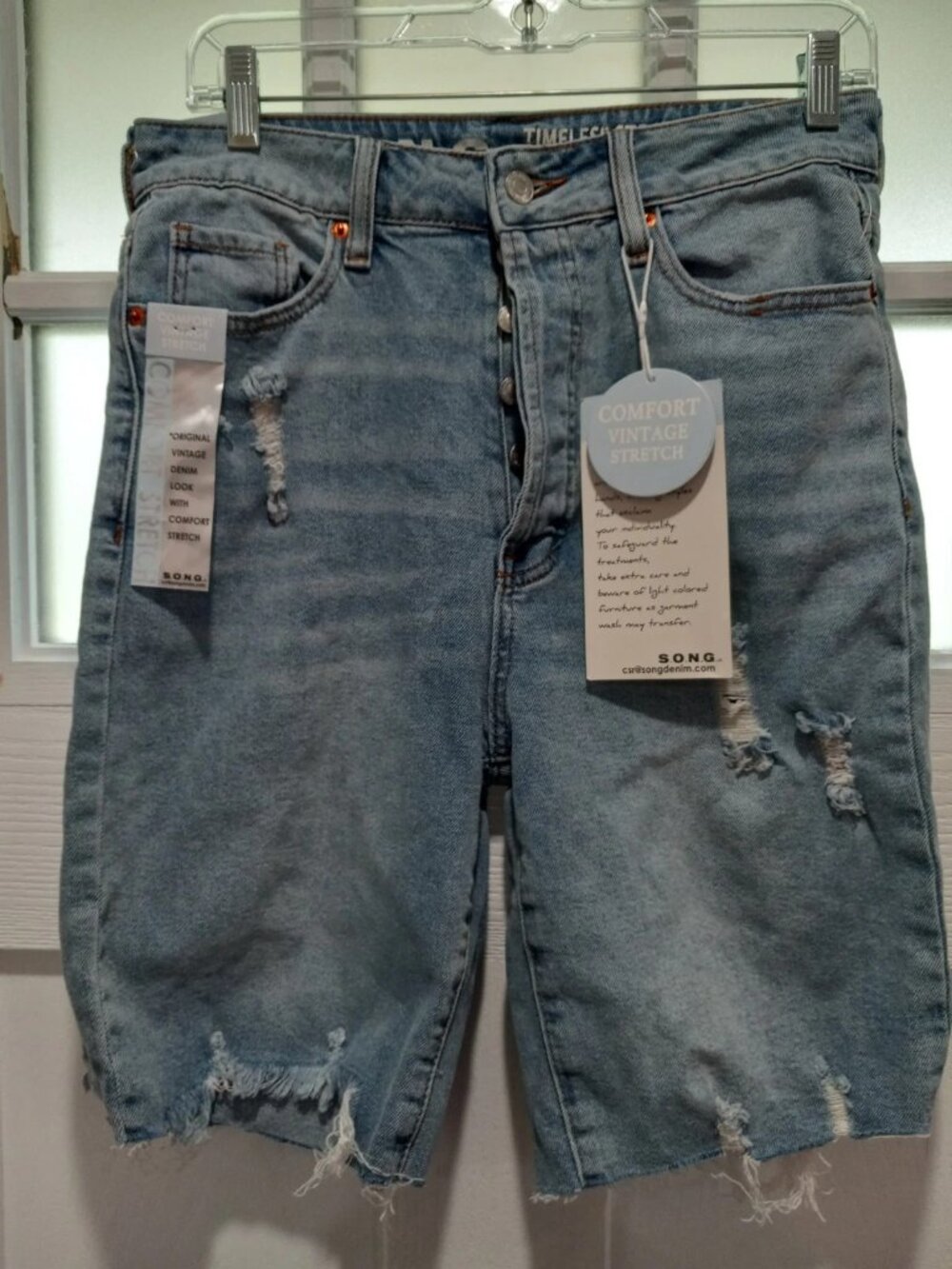 New Song Women Jean Bermuda Distressed Shorts Size 7/28